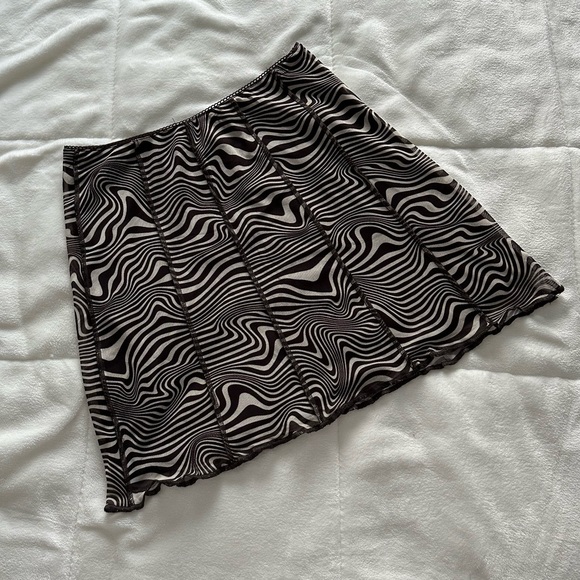 H&M printed mesh mini skirt - Picture 2 of 5